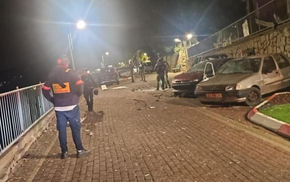 سقوط شظايا اعتراضية في إيلات يُسفر عن أضرار في الممتلكات وإصابة ثلاثة أشخاص.. بينهم فتى (12 عامًا) بحالة خطيرة