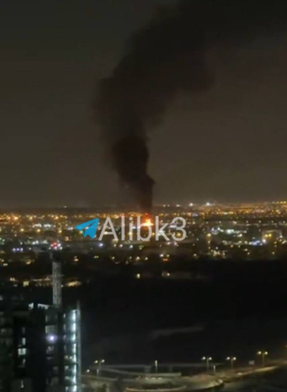 مطار دبي الدولي تحت النار بعد استهدافه من قبل مسيرات ايرانية