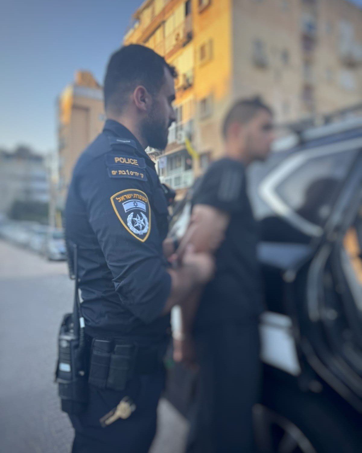 الشرطة تعتقل فلسطينيًا من الخليل في بات يام أثناء محاولته سرقة مركبة
