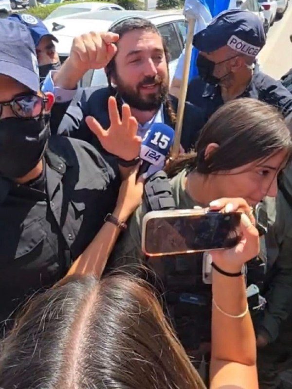 أهالي رهط واللجنة الشعبية يتصدون لمحاولة اقتحام عضو الكنيست تسفي سوكوت مدرسة النجاح في المدينة