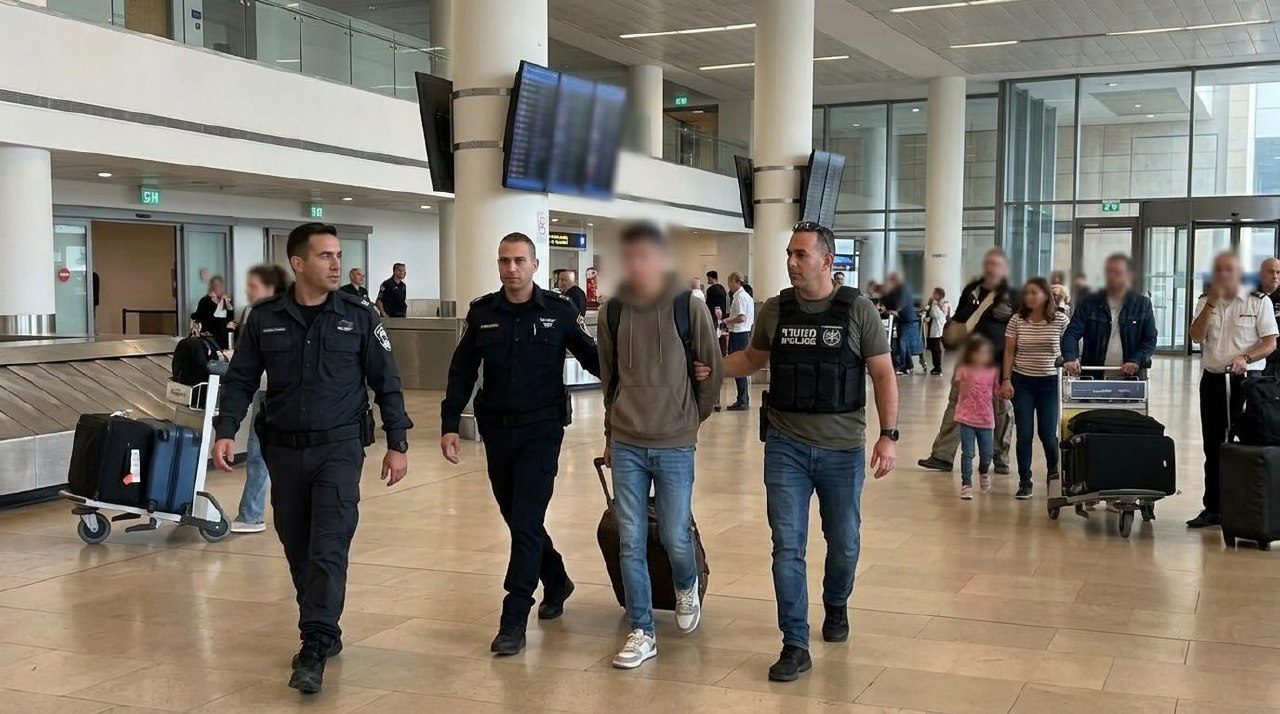 اعتقال شاب من النقب في مطار بن غوريون بشبهة إحراق 7 سيارات في بئر السبع