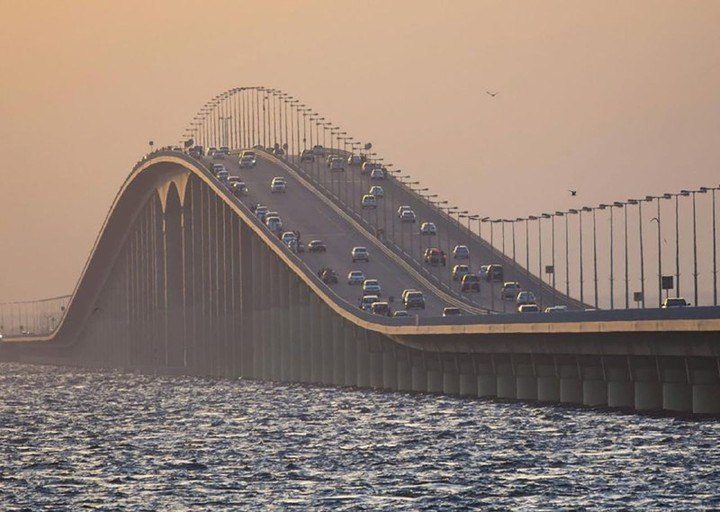 استئناف حركة عبور المركبات على جسر الملك فهد بين السعودية والبحرين