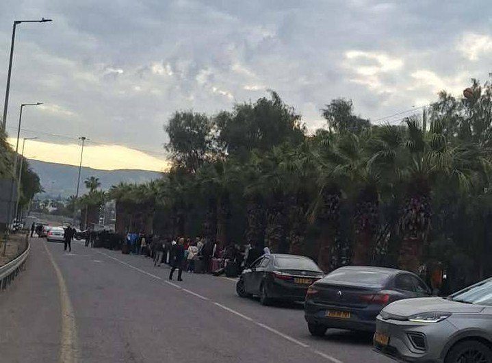 ازدحام شديد على المعبر الأردني الشمالي مع اصطفاف المسافرين في طوابير طويلة