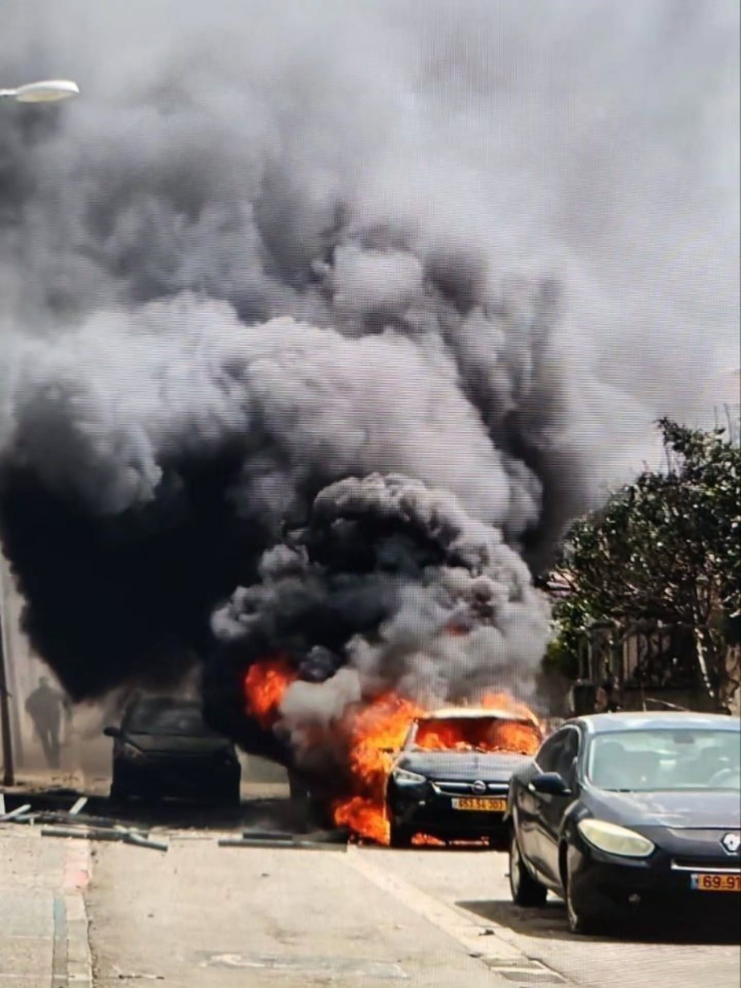 تصاعد كثيف للدخان واحتراق مركبة بعد سقوط شظايا صاروخية في نهاريا