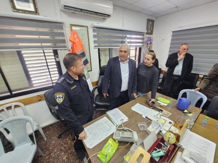 جلسة طارئة لمجلس كفر ياسيف وإدانة لسلوك شرطي ومطالبة بنقله من محطة الجليل الغربي