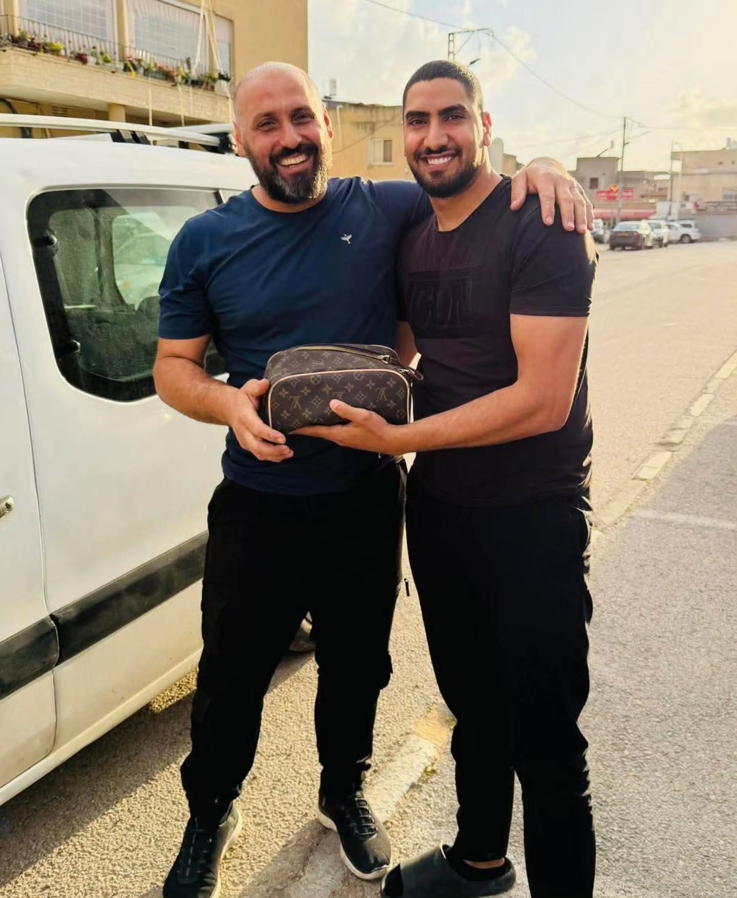 العثور على محفظة مفقودة تضم 5000 شيقل وأغراضًا أخرى في محطة الحافلات عند مدخل المكر